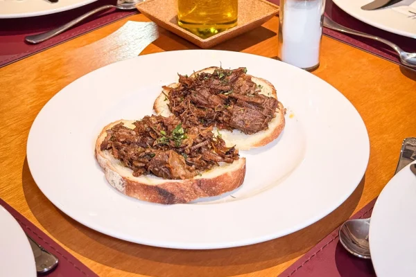 BOCADILLO DE CARNE MECHADA